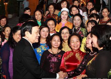 President Truong Tan Sang meets NA female deputies - ảnh 1